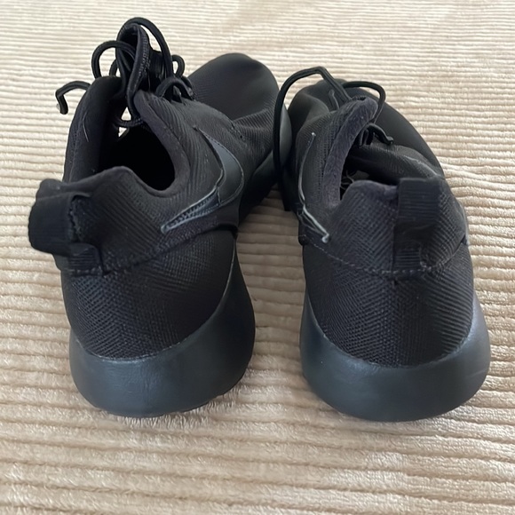 Nike Roche all black youth 5.5 - Picture 2 of 9